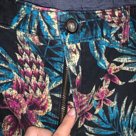 Men’s 34 Black Floral Pattern Flat Front Short - Picture 2 of 12